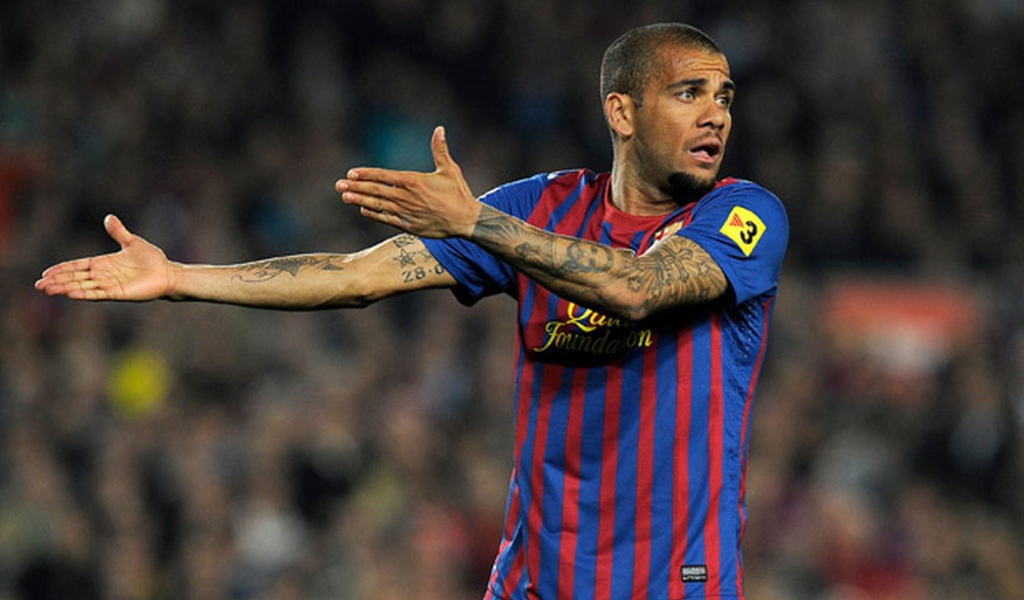 Защищающийся игрок Барселоны Даниэл Алвес получил желтую карточку