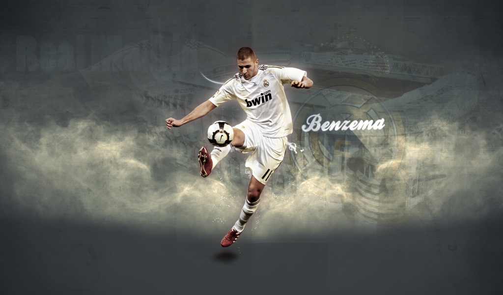 Футболист Реал Мадрида Карим Бензема играет с мячом