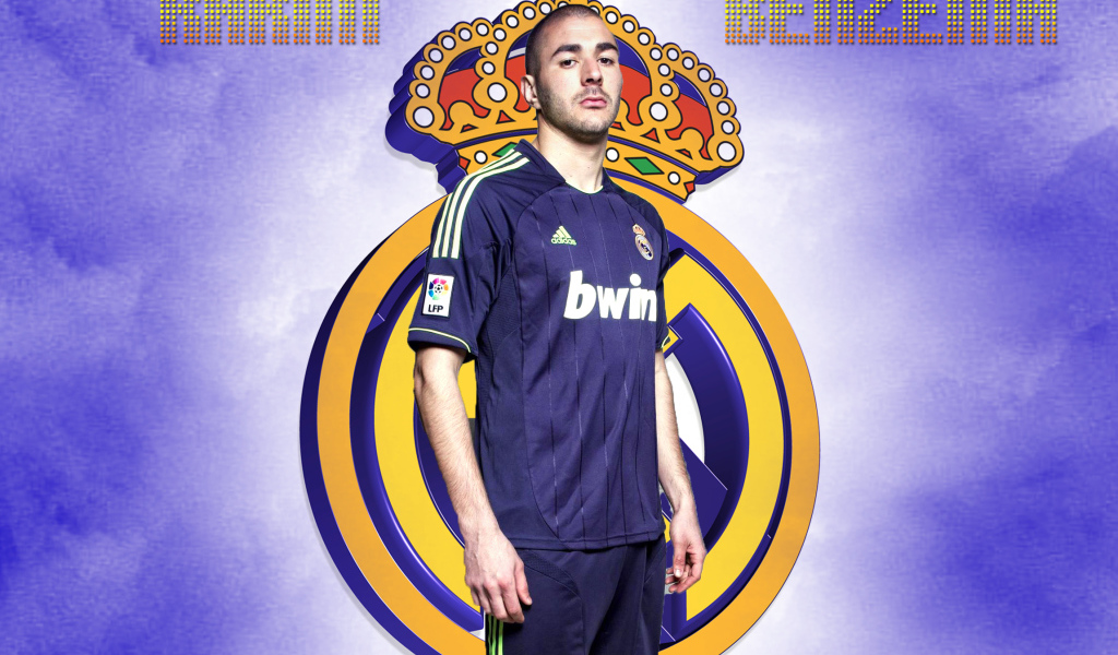 Футболист Реал Мадрид Карим Бензема под небом