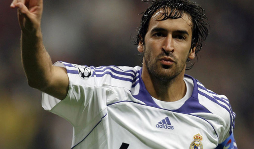 Футболист Аль Садд Рауль Гонсалес на середине игры