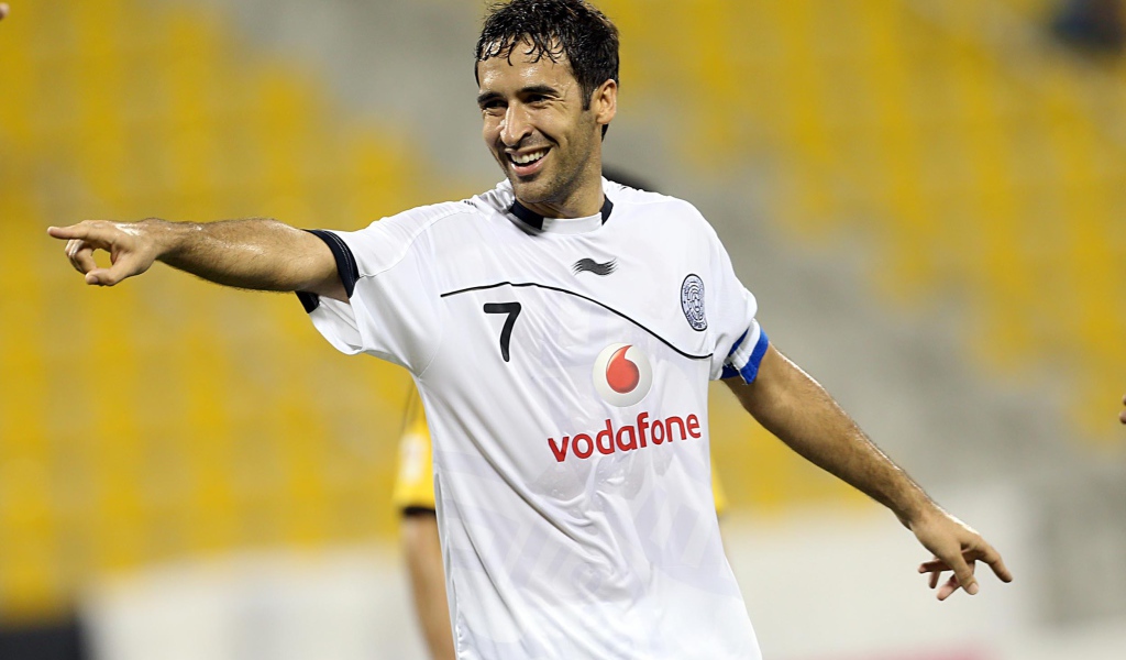 Футболист Аль Садд Рауль Гонсалес смеется