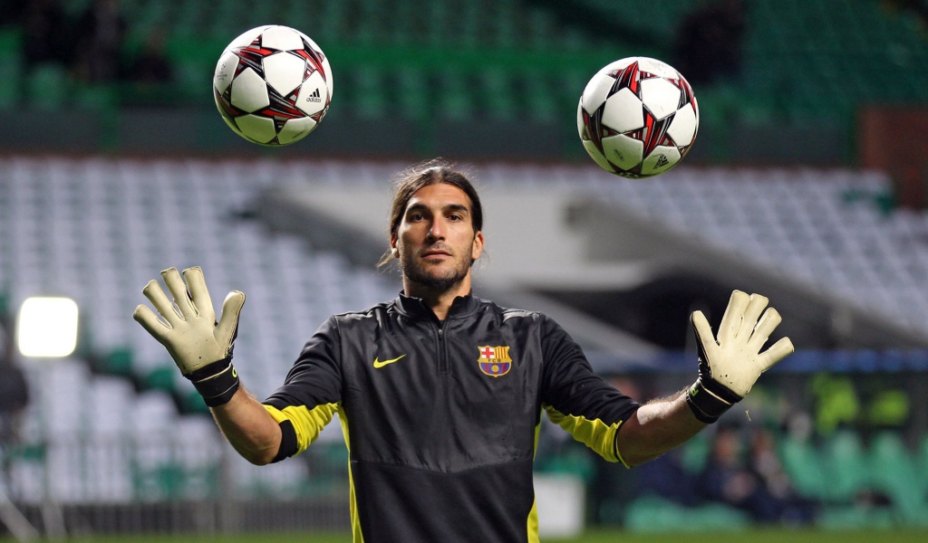 Футболист Барселоны Хосе Пинто с двумя мячами