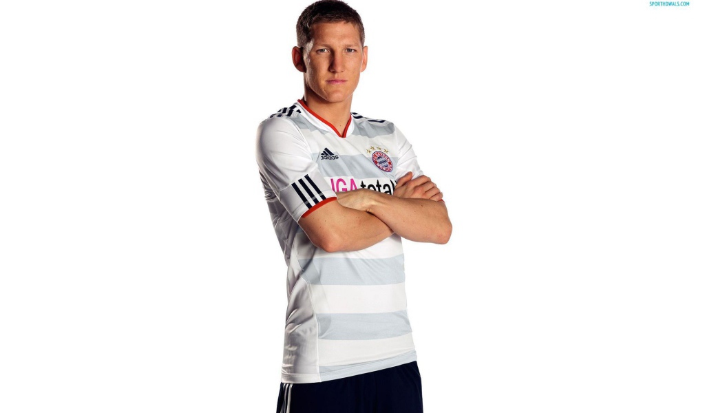  Футболист Баварии Бастиана Швайнштайгера на белом фоне