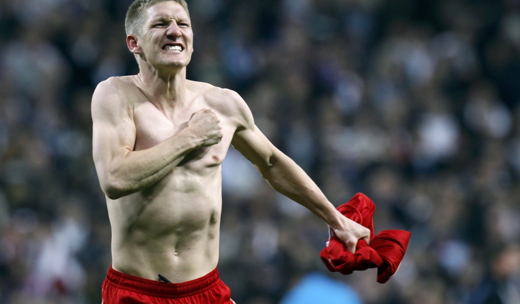 Футболист Баварии Бастиан Швайнштайгер без футболки