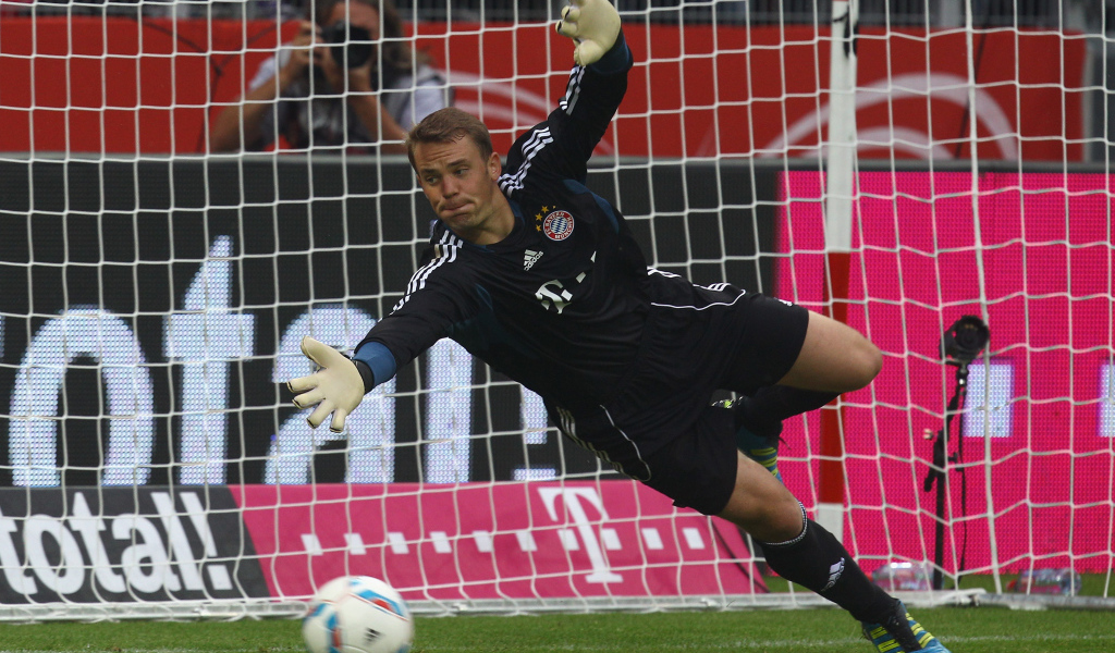 Футболист Баварии Мануэль Нойер ловит мяч