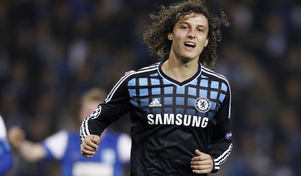 Футболист Челси Давид Луис устал после игры