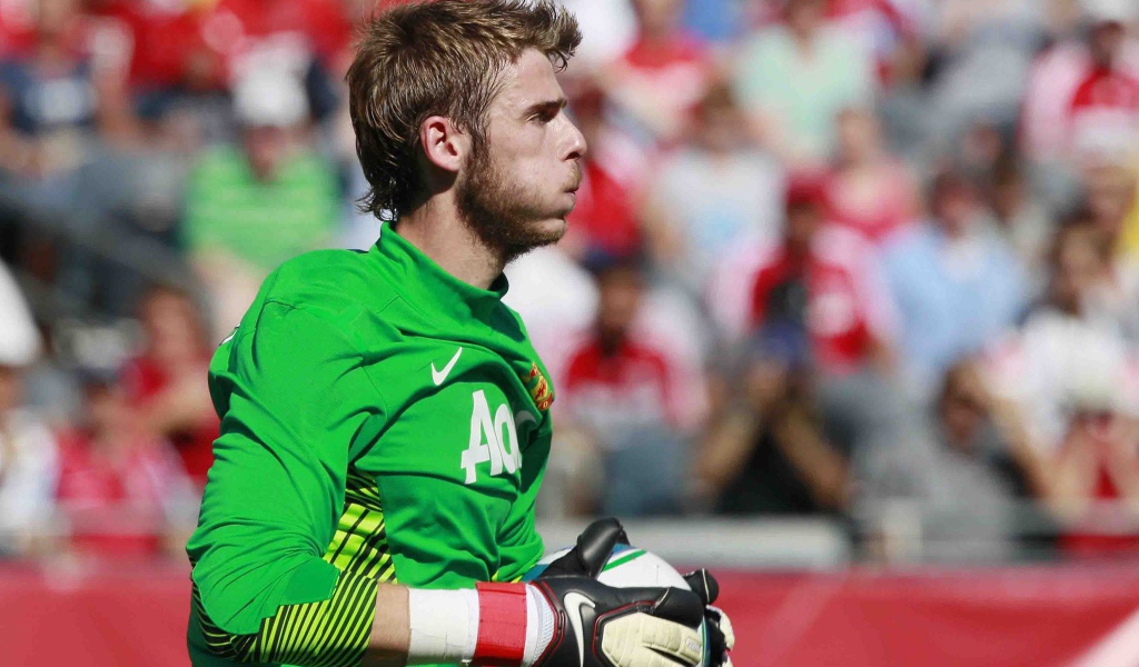 Футболист Манчестер Юнайтед Давид Де Хеа держит мяч