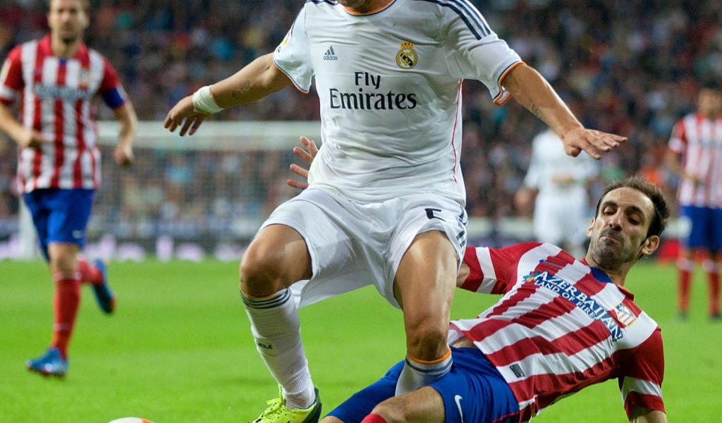  Футболист Реал Мадрид Фабиу Коэнтрау борется за мяч