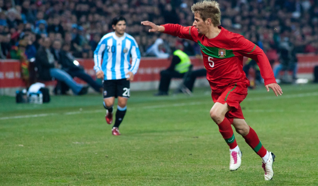 Футболист Реал Мадрид Фабиу Коэнтрау на поле