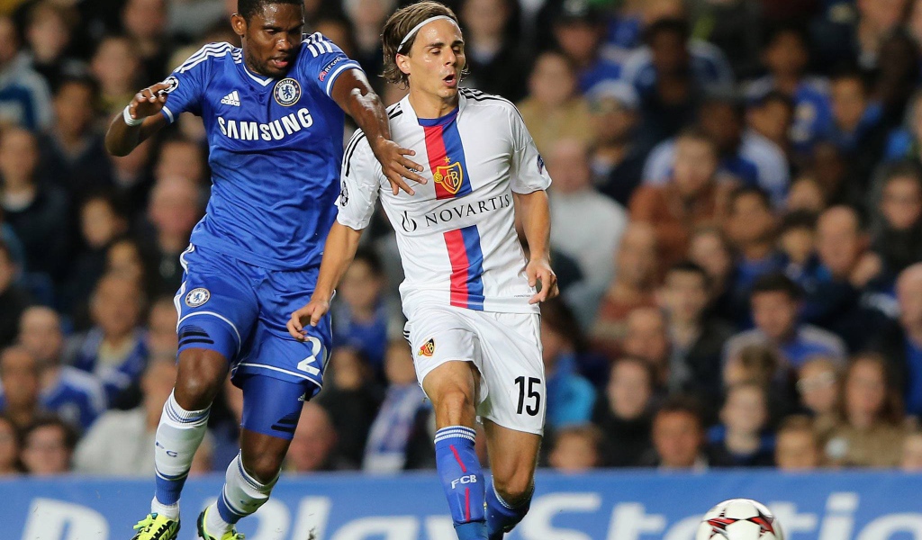  Нападающий Челси Самуэль Это'О борется за мяч