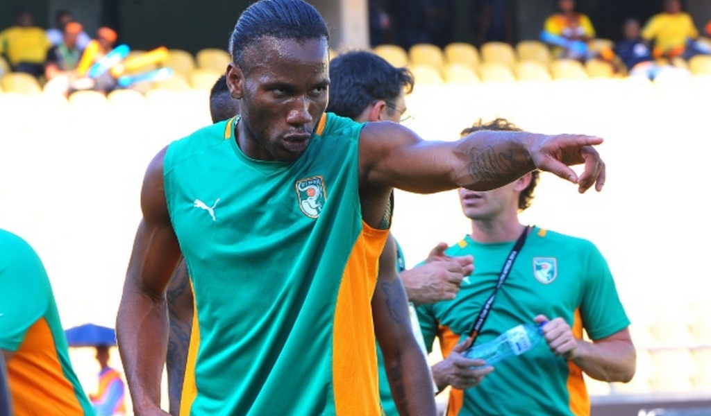 Нападающий Галатасарая Дидье Дрогба перед игрой