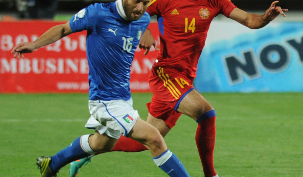  Нападающий московского Спартака Юра Мовсисян