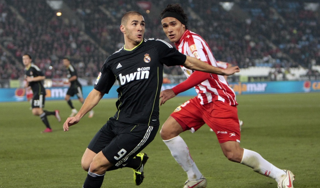  Нападающий Реал Мадриа Карим Бензема борется за мяч