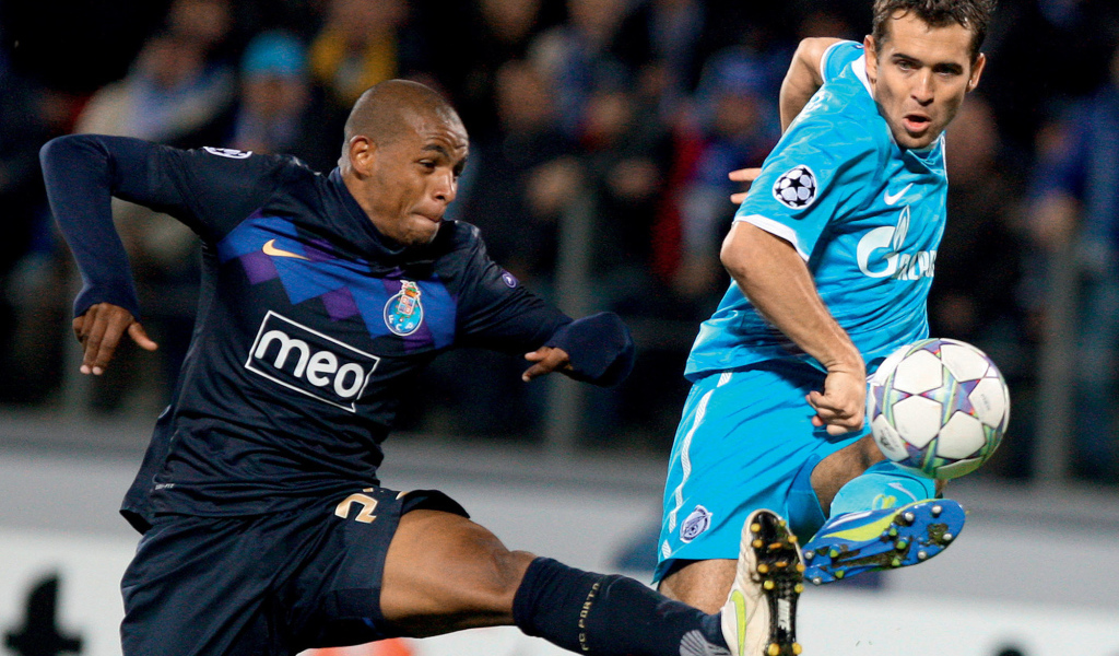 Нападающий Зенита Александр Кержаков борется за мяч