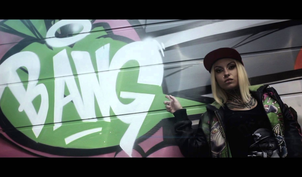 Девушка и надпись на стене Bang, swag