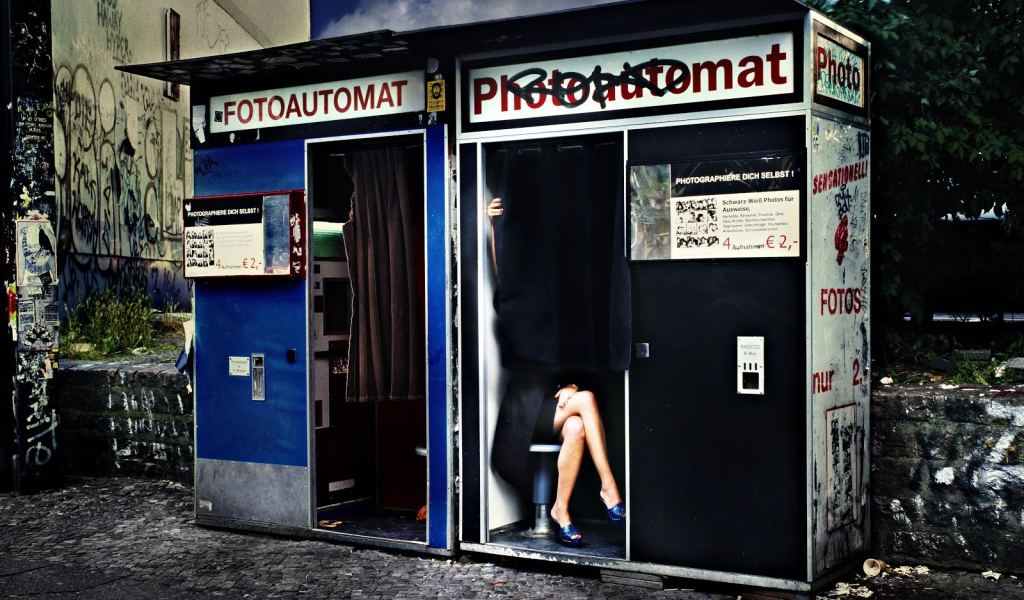 Девушка в аппарате мгновенного фото