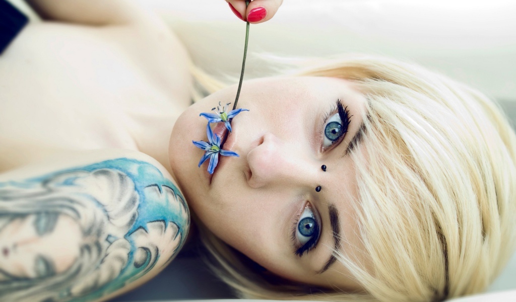 Девушка с голубыми глазами и красивой тату