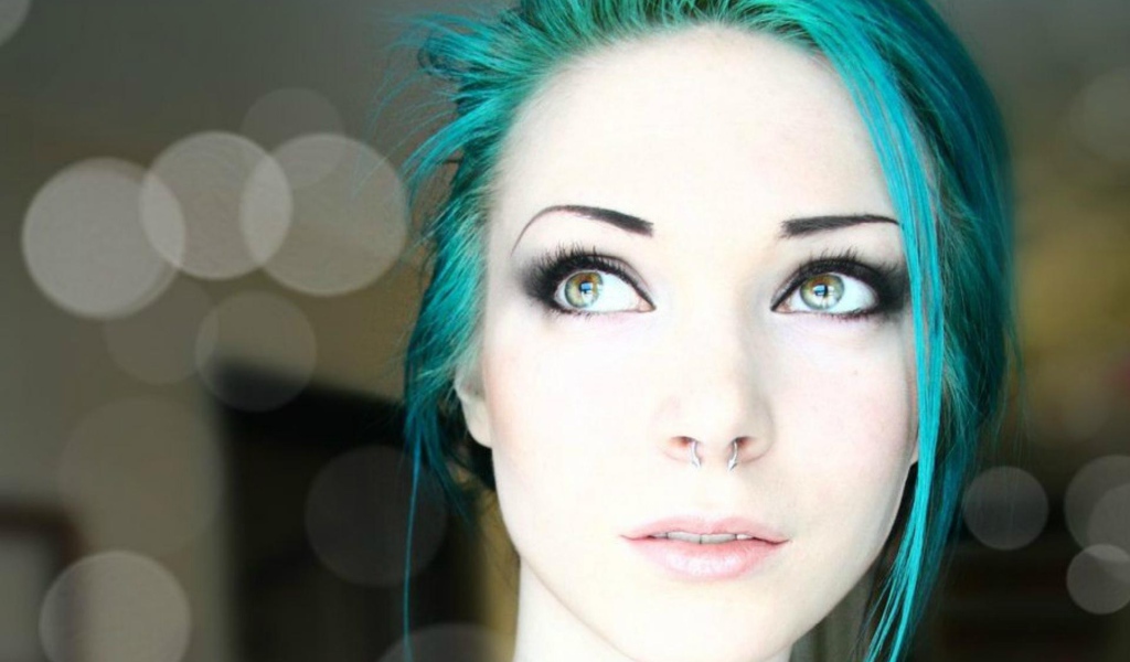 Девушка с голубым волосами и пирсингом в носу