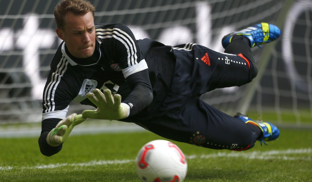 Голкипер Баварии Мануэль Нойер ловит мяч