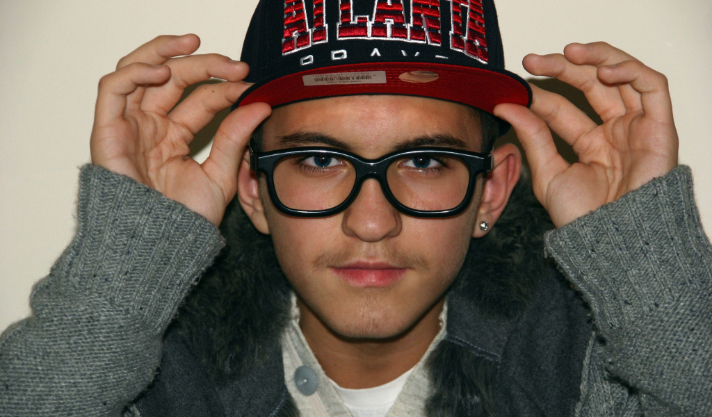 Парень в кепке atlanta, swag