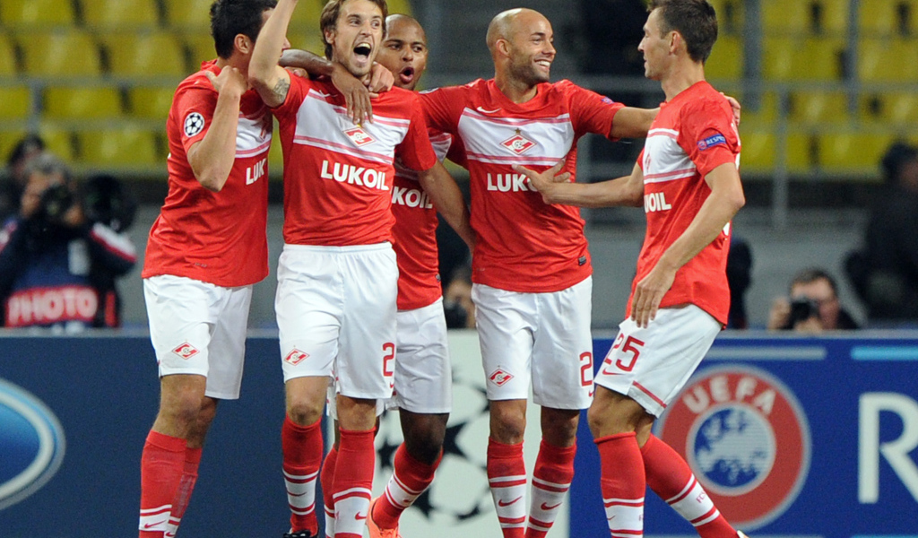 Полузащитник Спартака Дмитрий Комбаров и его команда