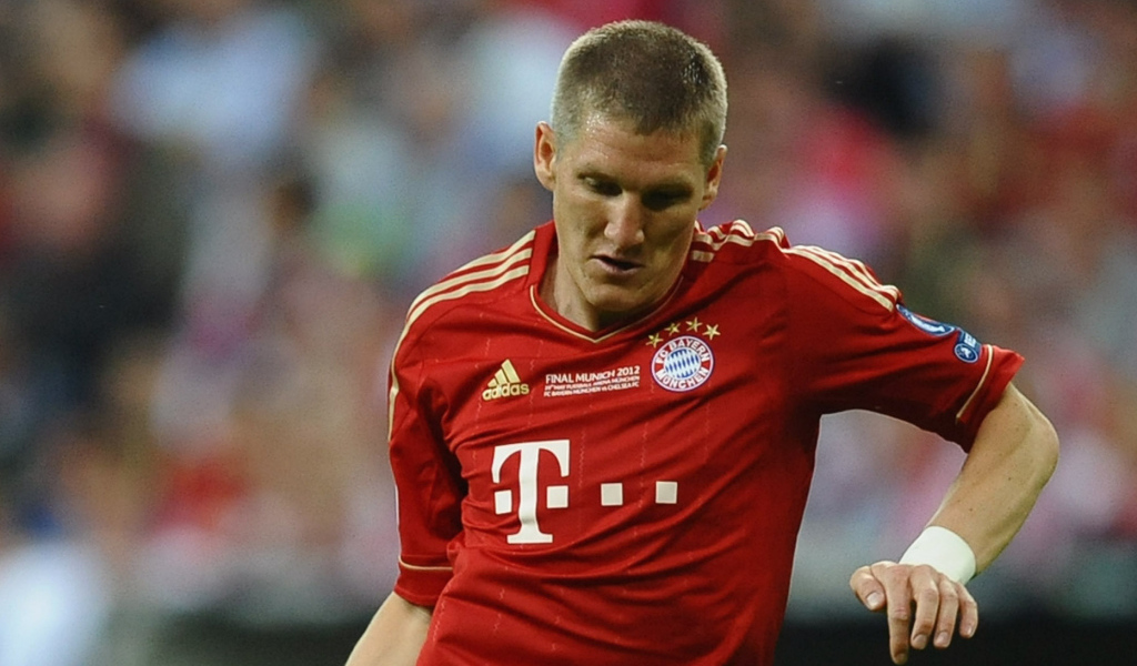  Полузащитник Баварии Бастиан Швайнштайгер