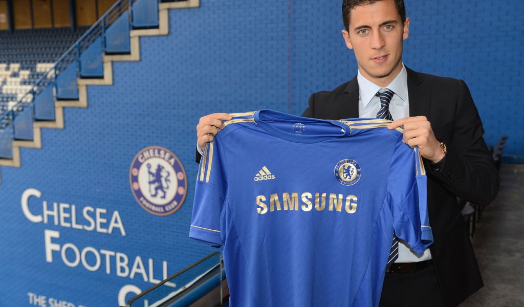  Полузащитник Челси Эден Азар и его новая футболке