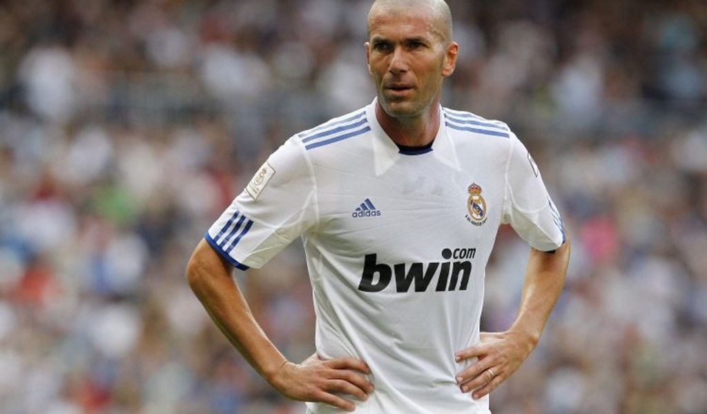 Легенда футбола Зинедин Зидан в одной из своих игр