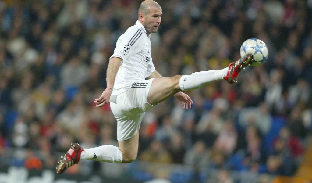 Легенда футбола Зинедин Зидан бьет мяч