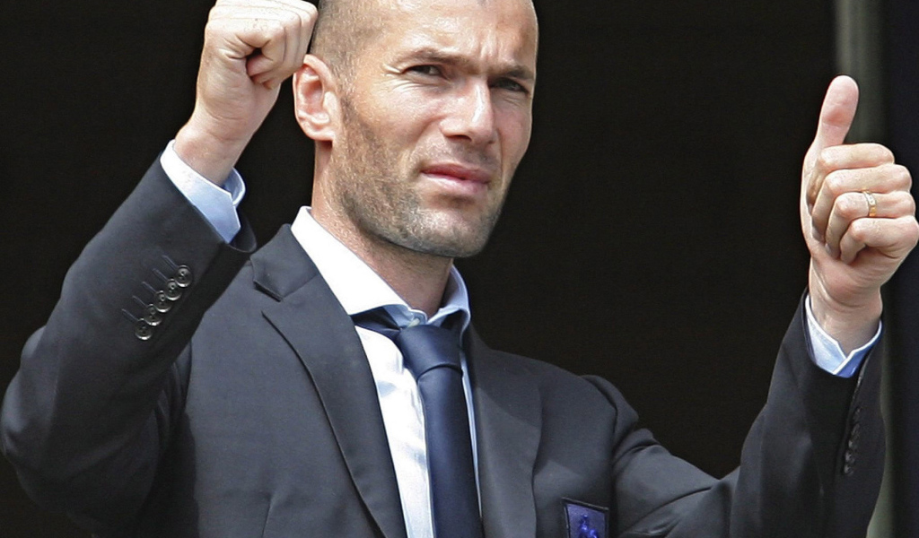Легенда футбола Зинедин Зидан пальцы вверх
