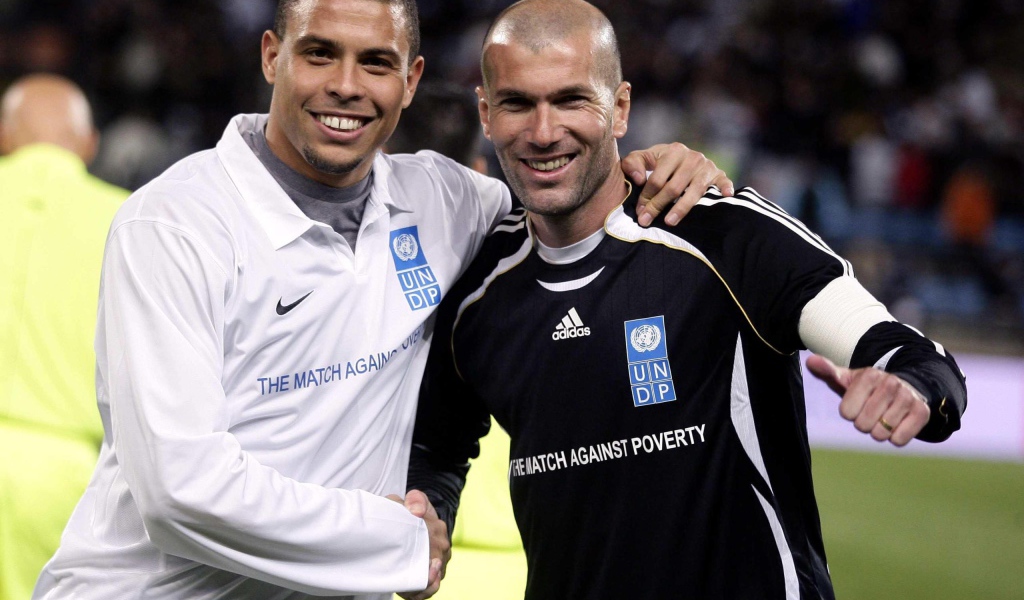  Легенда футбола Зинедин Зидан со своим другом