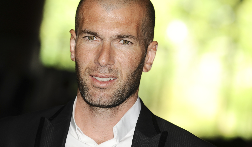 Легенда футбола Зинедин Зидан в костюме