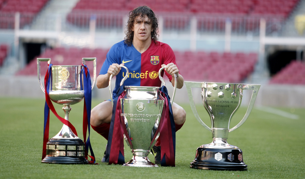 Игрок Барселоны Карлес Пуйоль со своими трофеями