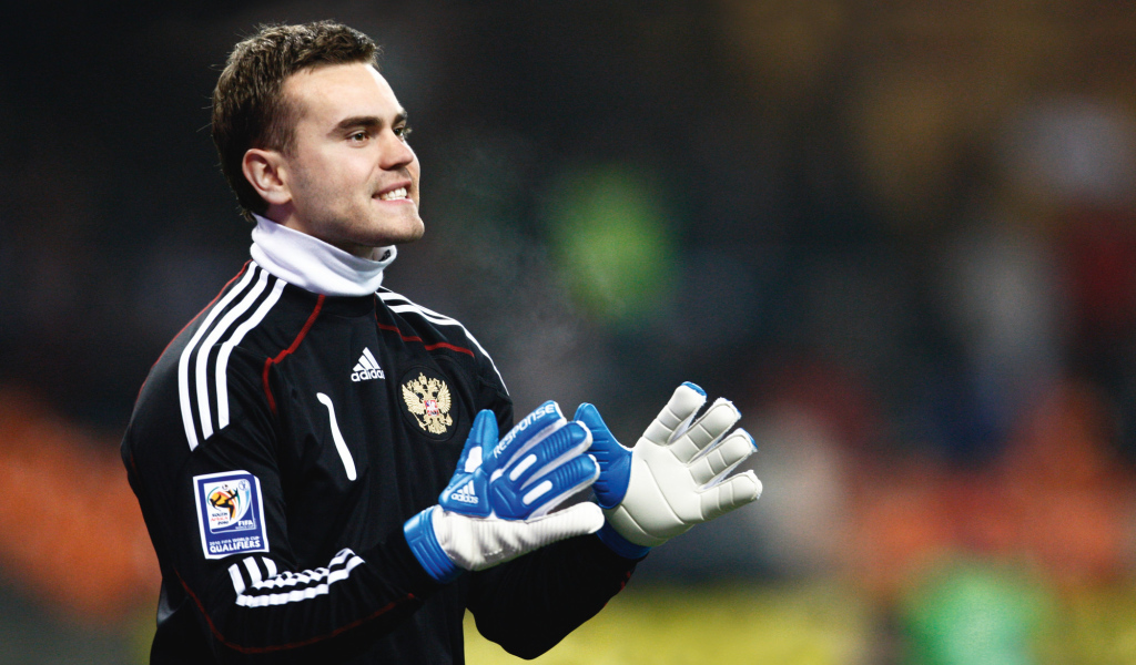 Игрок московского ЦСКА Игорь Акинфеев ловит мяч