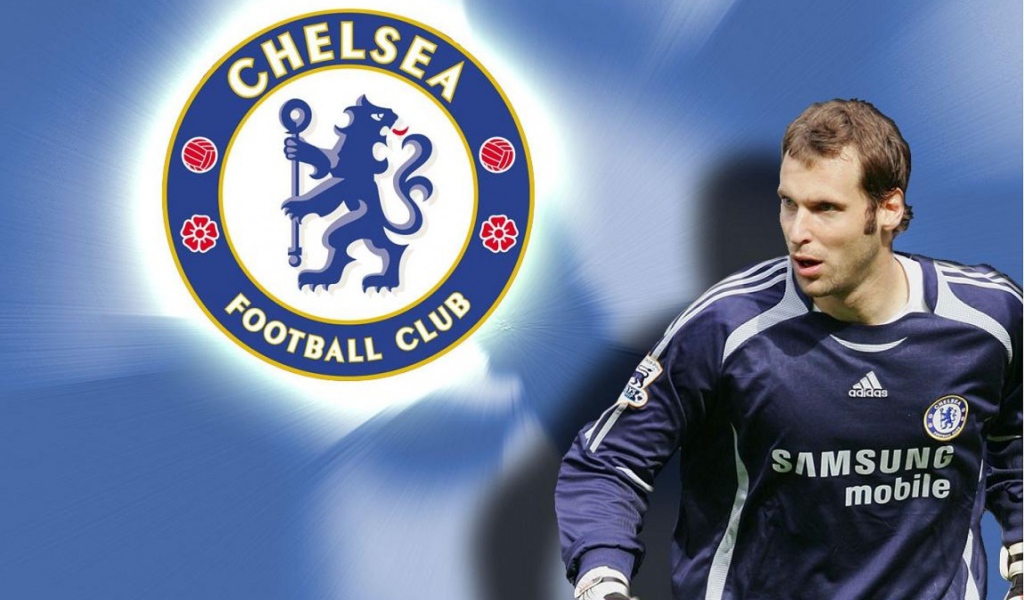 Игрок Челси Петр Чех на синем фоне