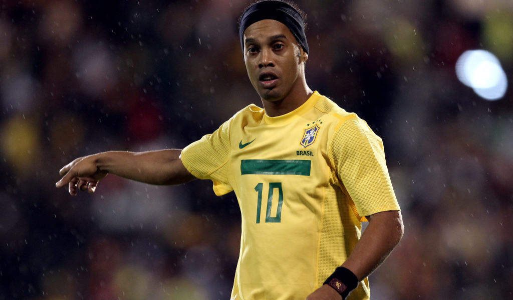 Игрок Атлетико Минейро Роналдиньо в футболке Бразилии