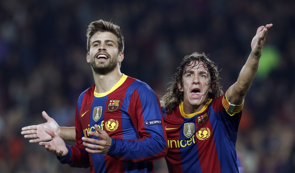 Игрок Барселоны Херард Пике на поле