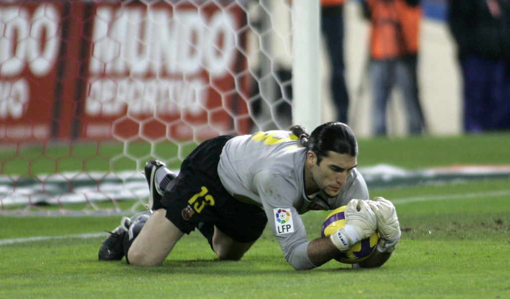 Игрок Барселоны Хосе Пинто является ловит мяч