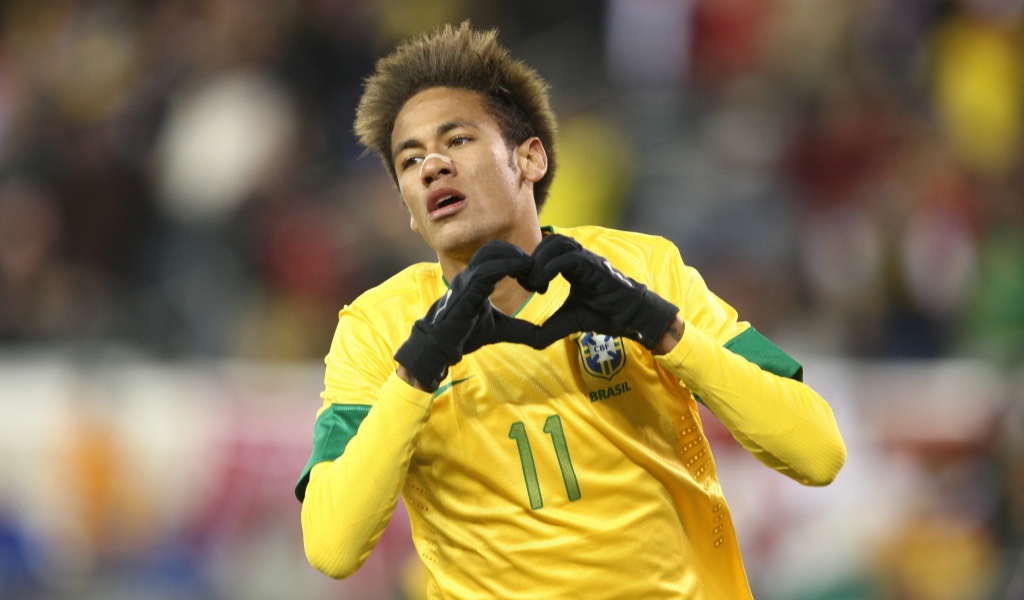 Игрок Барселоны Неймар показывает любовь