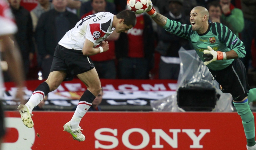 Игрок Барселоны Виктор Вальдес ловит мяч