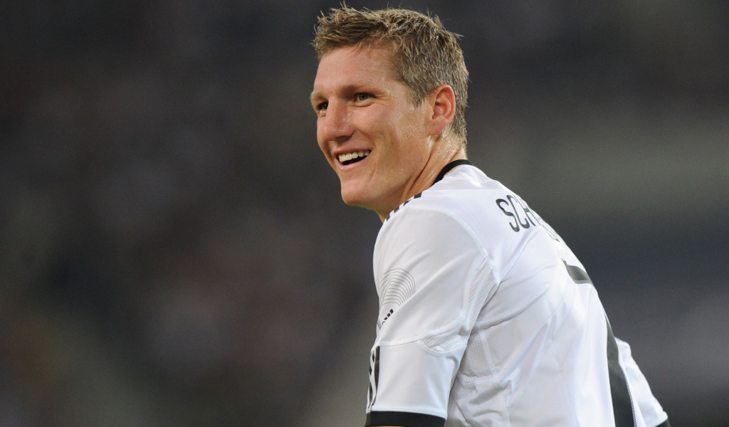 Игрок Баварии Бастиан Швайнштайгер улыбается