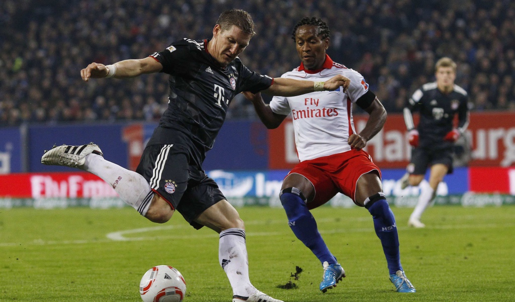 Игрок из Бавария Бастиан Швайнштайгер превосходной удар