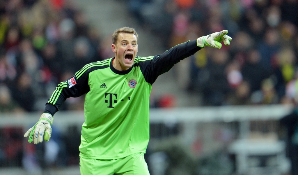 Игрок из Баварии Мануэль Нойер кричит тактику