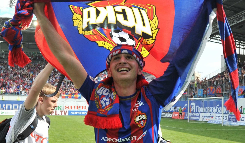 Игрок ЦСКА Алан Дзагоев в ЦСКА флаг