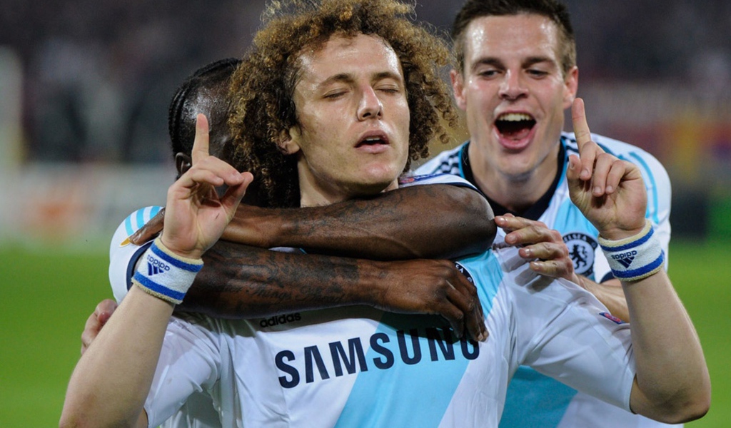  Игрок Челси Давид Луис торжествует победу