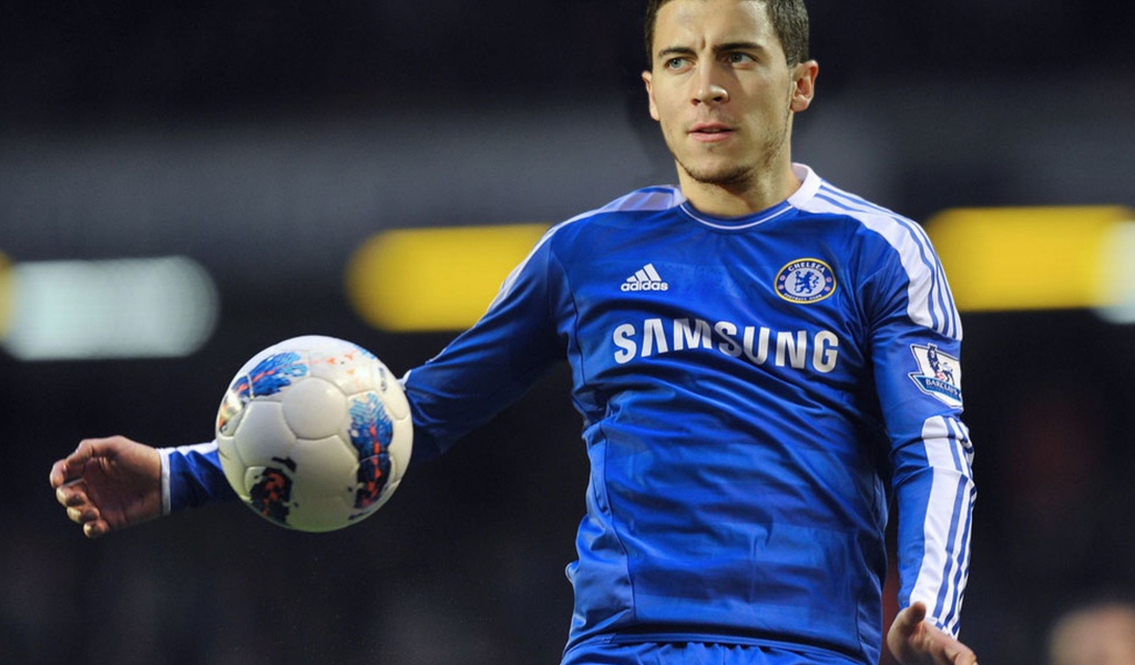 Игрок Челси Эден Азар с мячом