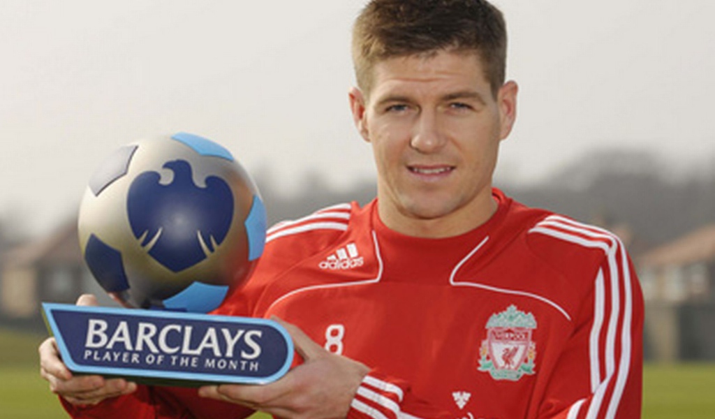  Игрок Ливерпуля Стивен с другими трофеем