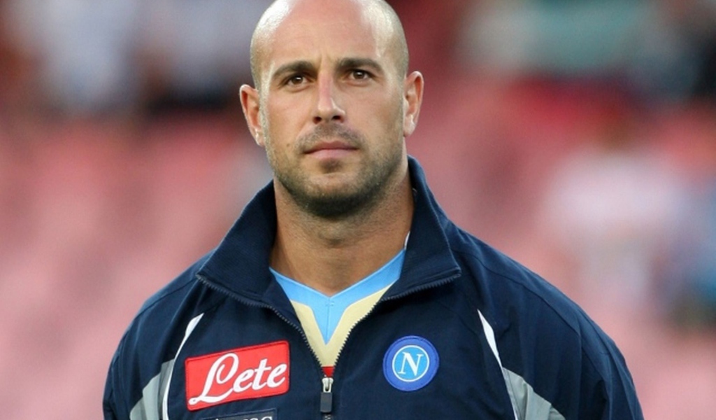 The player of Napoli Pepe Reina before the game