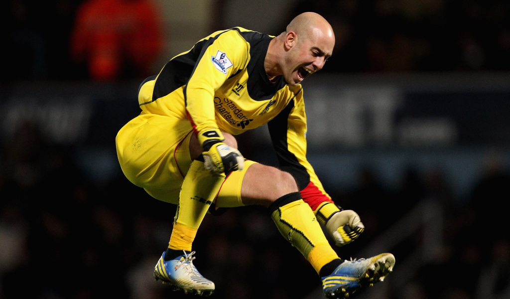 Игрок из Наполи Пепе Рейна в воздухе