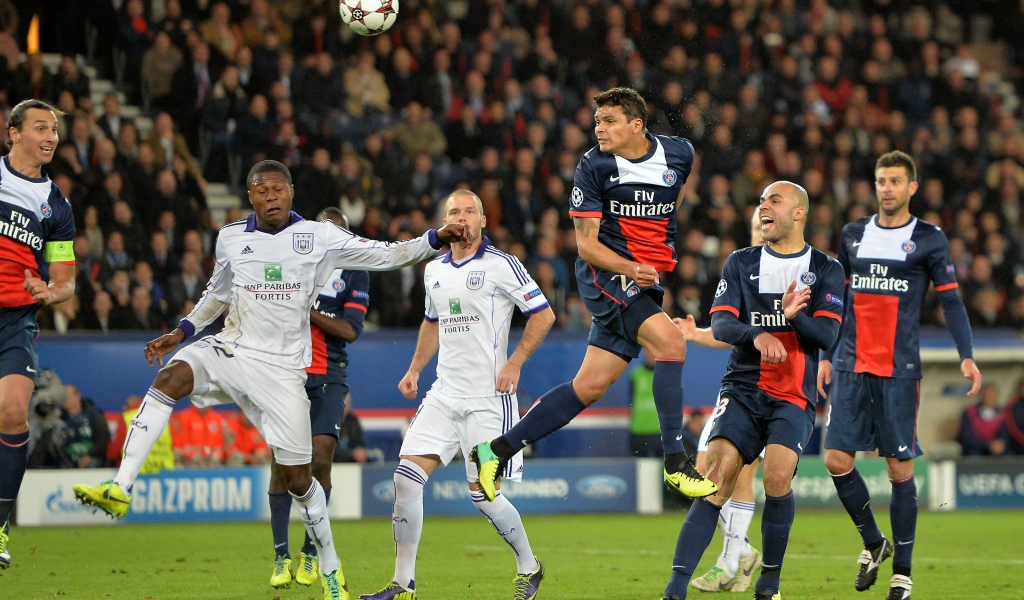 Игрок из ПСЖ Тиаго Силва борется за мяч